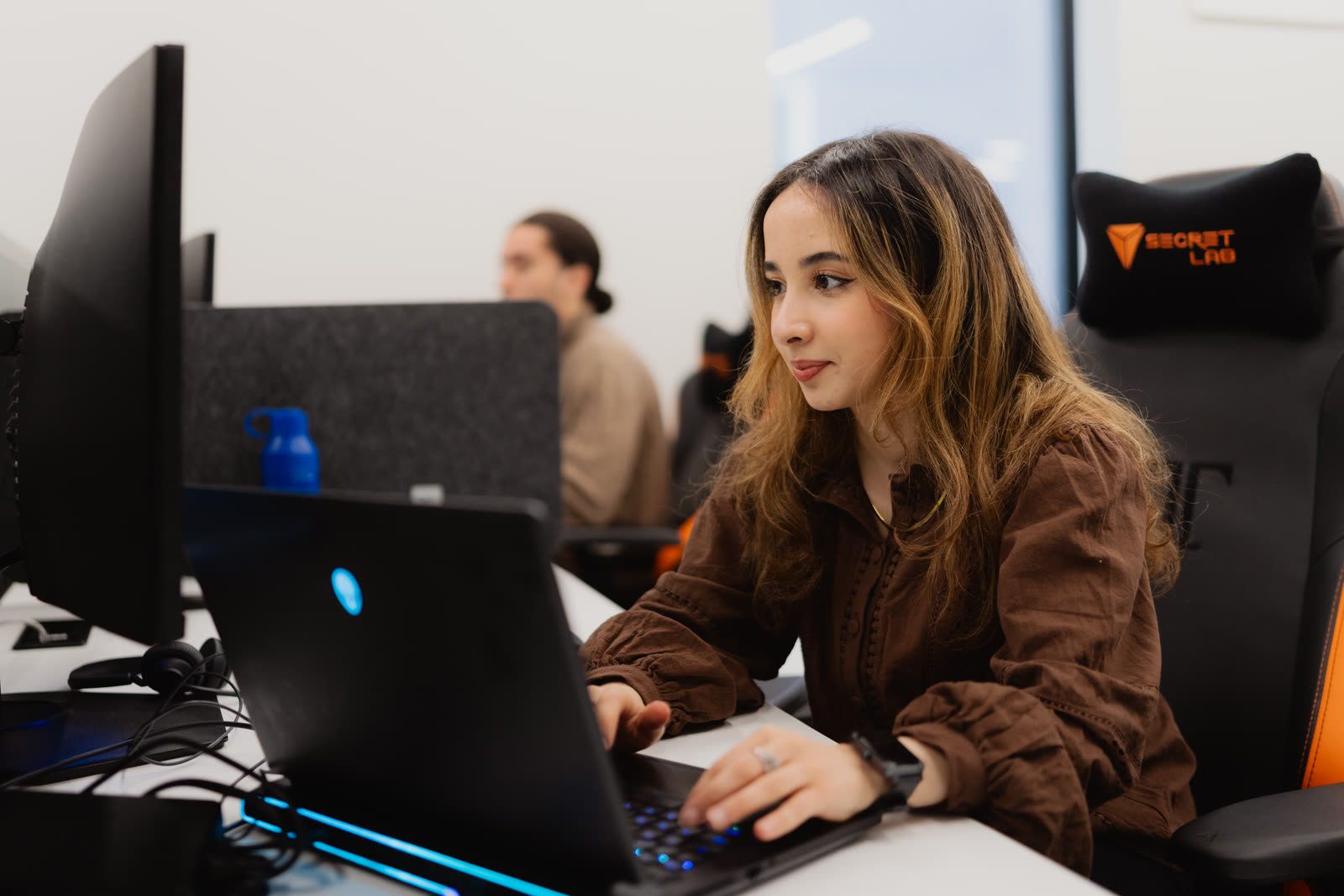 Une membre de l'équipe Étudia au travail sur son ordinateur portable, au bureau.