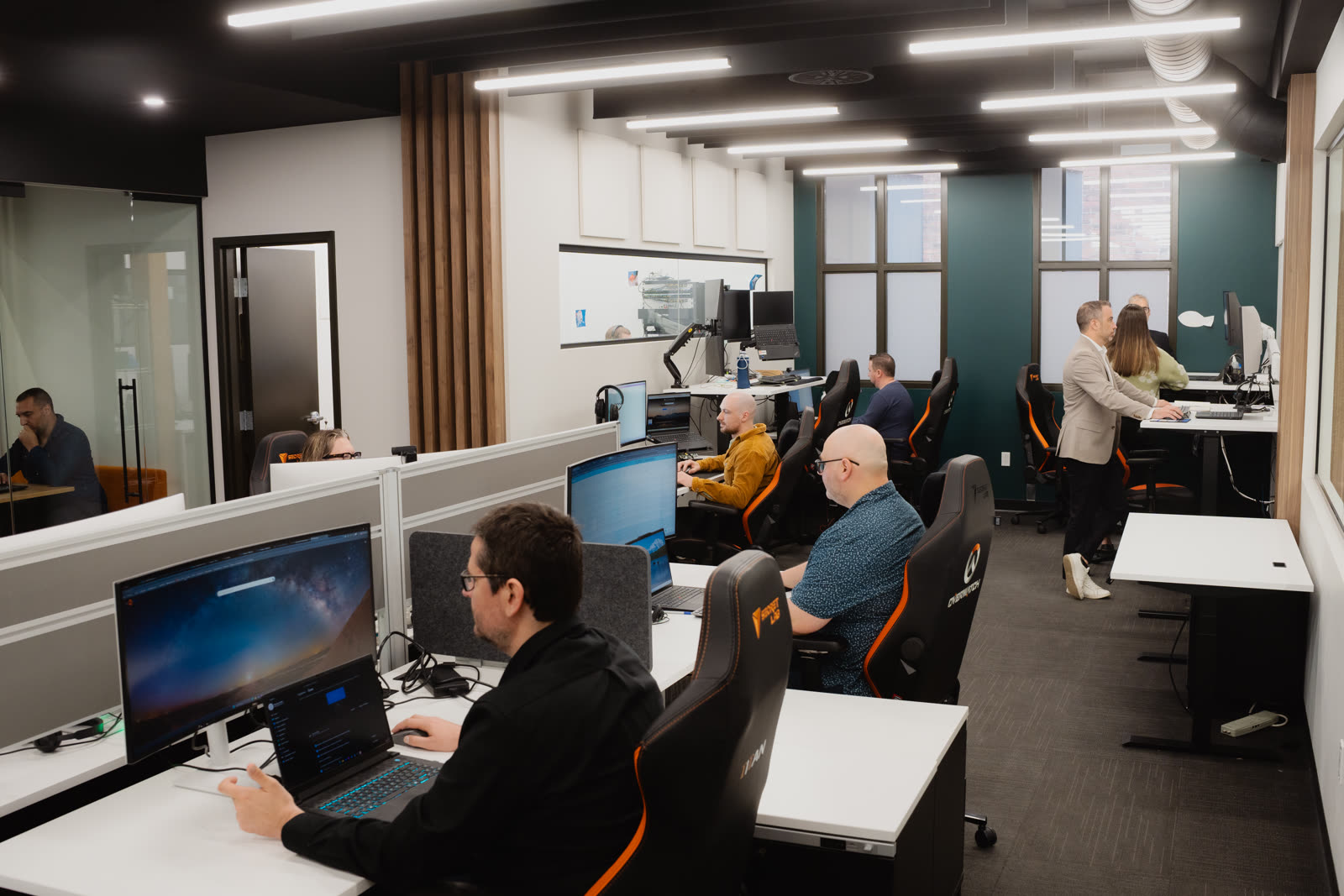 L'équipe Étudia au travail dans un environnement de bureau ouvert et sécurisé.