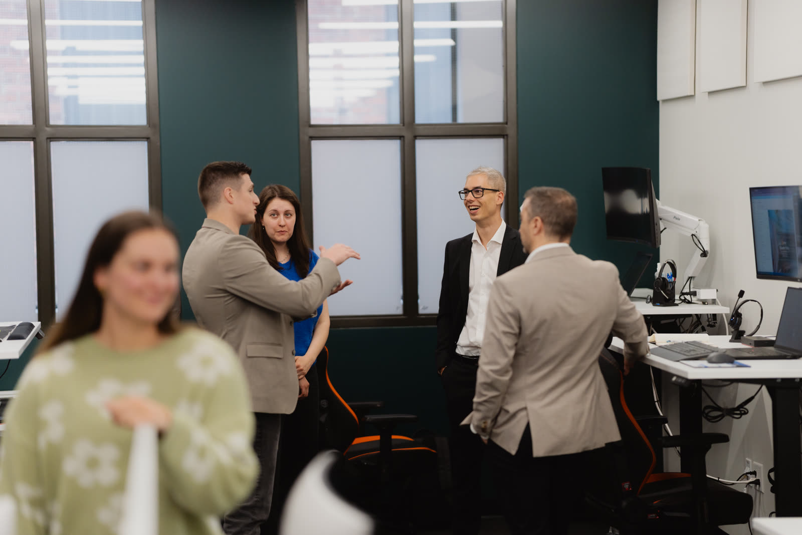 Des membres de l'équipe Étudia en discussion autour d'un poste de travail.